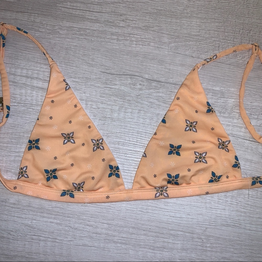 ✨3 FOR $13✨ Yellow patterned bikini top